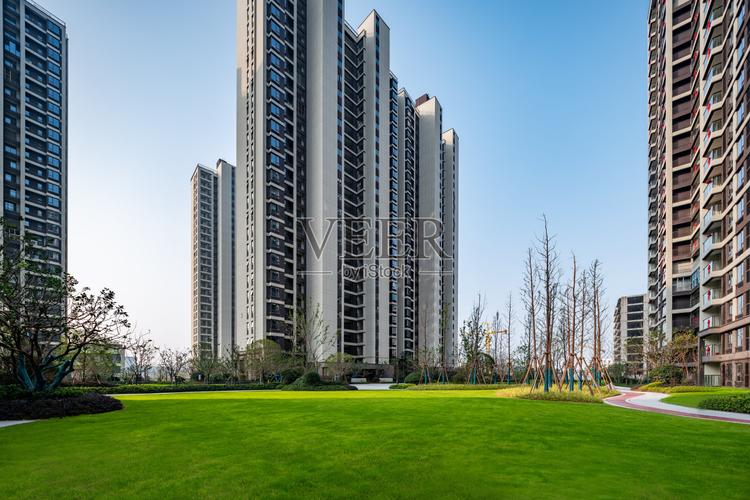 绿意生长的天际线 现代高层住宅景观绿化摄影美学